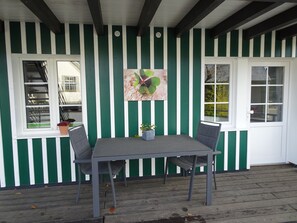 Outdoor dining - Apartment 'Kleeblatt' with Private Terrace, Shared Garden and Wi-Fi (Finnentrop)