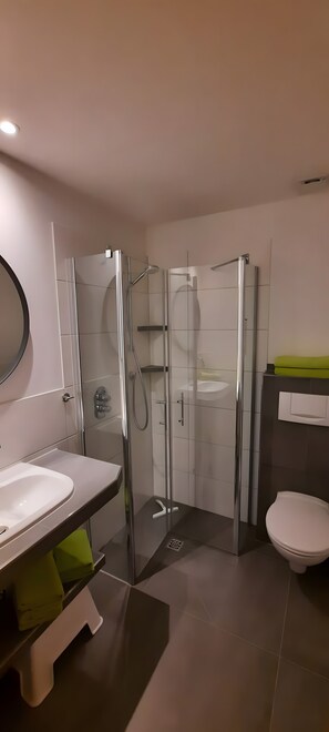Douche, sèche-cheveux, serviettes fournies
