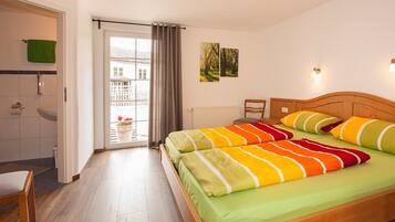 3 bedrooms, free WiFi, bed sheets, wheelchair access