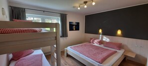 2 bedrooms, free WiFi, bed sheets, wheelchair access