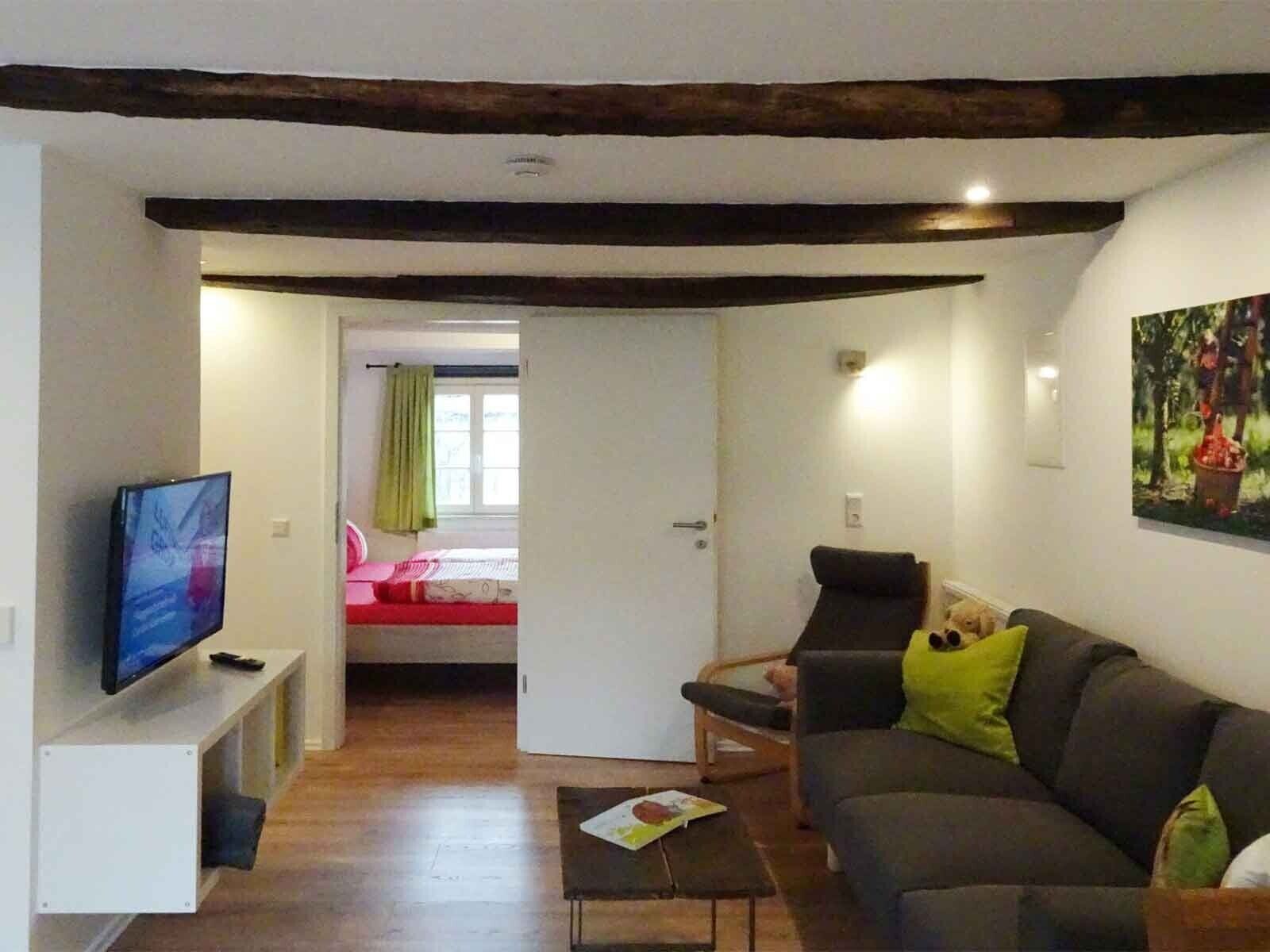 Fernseher, Tischtennisplatte, Stereoanlage