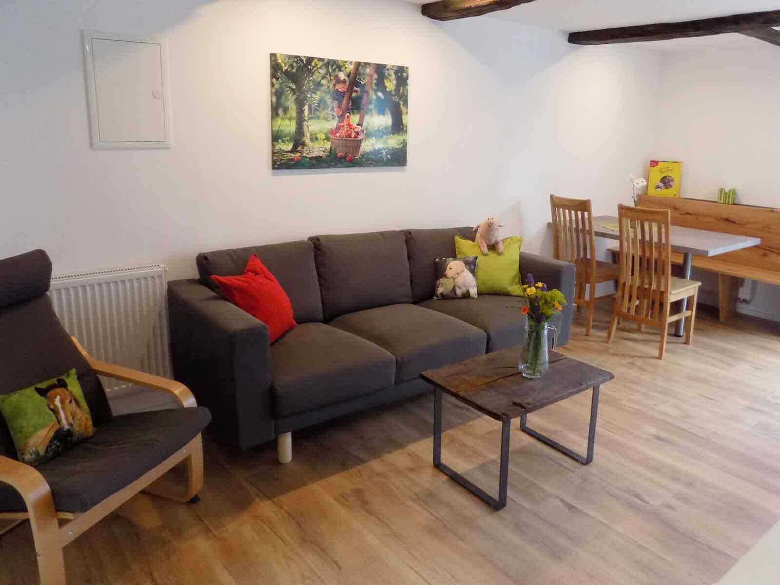 Fernseher, Tischtennisplatte, Stereoanlage