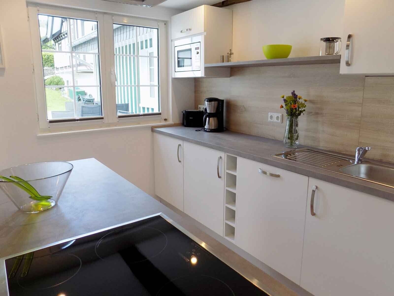 冷蔵庫、電子レンジ、オーブン、コンロ