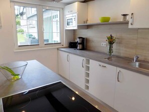 Kylskåp, mikrovågsugn, ugn och spishäll