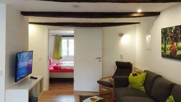 TV, mesa de pingue-pongue, aparelho de som