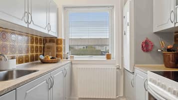 Fridge, oven, stovetop, coffee/tea maker