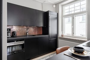 Cafetera/tetera, refrigerador con freezer, microondas, horno