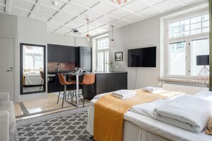 Appartement Ville, vue cour intérieure | Cuisine privée | Grand réfrigérateur, micro-ondes, four, plaque de cuisson
