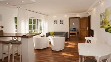 Fernseher, Tischtennisplatte, Stereoanlage