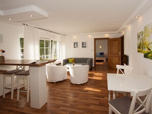 Televisión, mesa de ping pong, estéreo