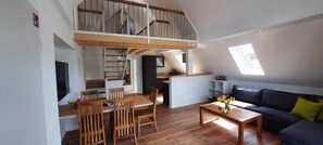 TV, table tennis, stereo - Apartment 'Heuboden' with Shared Garden, Balcony and Wi-Fi (Finnentrop)