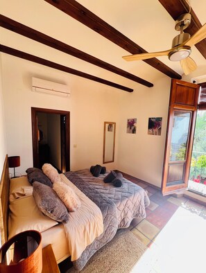2 habitaciones, tabla de planchar con plancha, wifi y ropa de cama 