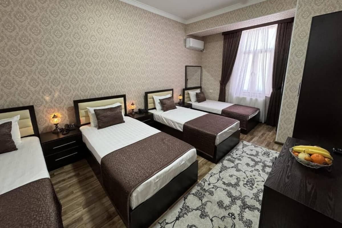 Comfort Quadruple Room, Courtyard View | Peralatan tempat tidur premium, peti besi dalam bilik