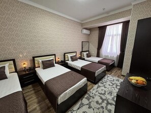 Quarto quádruplo conforto, vista para o pátio | Roupas de cama premium, cofres nos quartos, cortinas blackout