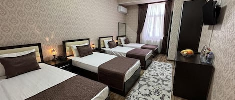 Comfort-Dreibettzimmer, Blick auf den Innenhof