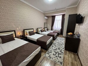 Quarto triplo conforto, vista para o pátio | Roupas de cama premium, cofres nos quartos, cortinas blackout