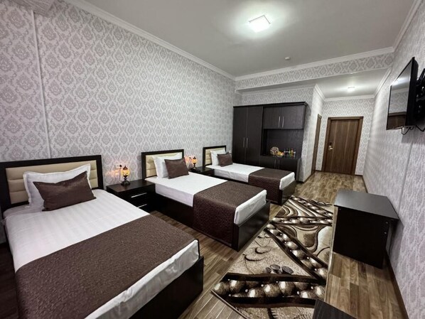 Chambre Triple Confort, vue cour intérieure