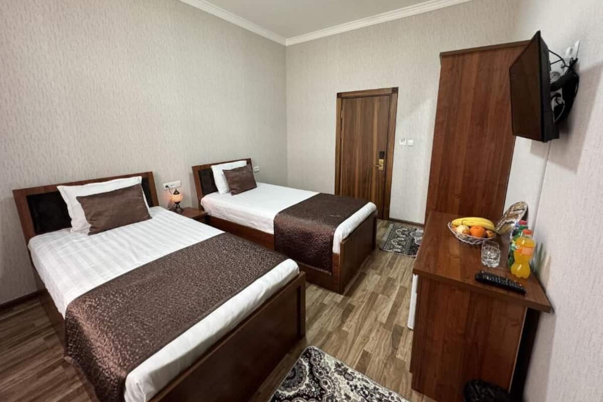Comfort Double or Twin Room, Courtyard View | Peralatan tempat tidur premium, peti besi dalam bilik