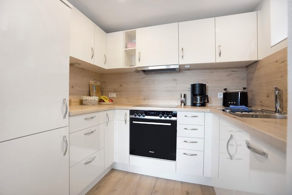 Kühlschrank, Ofen, Herdplatte, Geschirrspüler