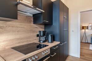 Fridge, oven, stovetop, dishwasher - Holiday Apartment 'Seestern' with Shared Garden and Wi-Fi (Kühlungsborn)