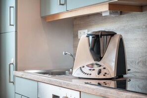 Kjøleskap, mikrobølgeovn, kokeplater og oppvaskmaskin