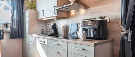 Kühlschrank, Mikrowelle, Herdplatte, Geschirrspüler