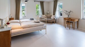 A bedroom with a bed, a desk, a chair, and a window. - Apartment 'Klassenzimmer' with Mountain View, Shared Terrace and Wi-Fi (Enzklösterle)