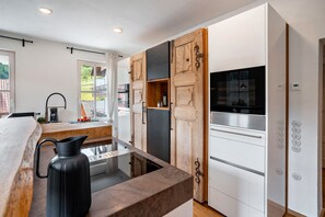 Fridge, oven, stovetop, dishwasher - Apartment 'Lehrerzimmer' with Mountain View, Shared Terrace and Wi-Fi (Enzklösterle)