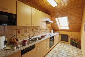 Fridge, oven, stovetop, dishwasher - Apartment '55m²' with Mountain View, Shared Garden and Wi-Fi (Enzklösterle)