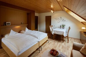 1 bedroom, free WiFi, bed sheets - Apartment '55m²' with Mountain View, Shared Garden and Wi-Fi (Enzklösterle)