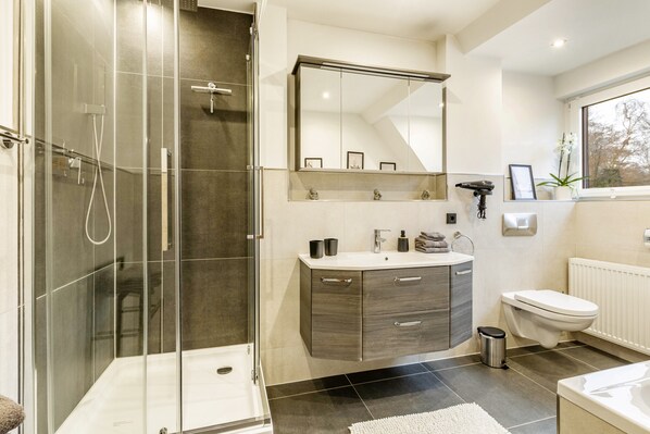 Douche, séchoir à cheveux, serviettes fournies
