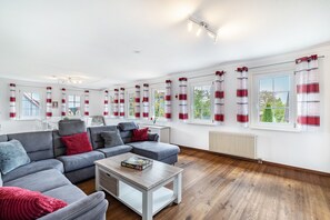 TV - Holiday Home 'St Georg Stube' with Private Terrace, Private Garden and Wi-Fi (Grömbach)