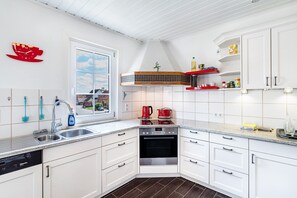 Fridge, microwave, oven, stovetop - Holiday Home 'St Georg Stube' with Private Terrace, Private Garden and Wi-Fi (Grömbach)