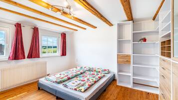 4 bedrooms, free WiFi, bed sheets