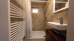 Een douche, handdoeken