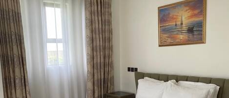 3 slaapkamers, een kluis op de kamer, een bureau, een laptopwerkplek