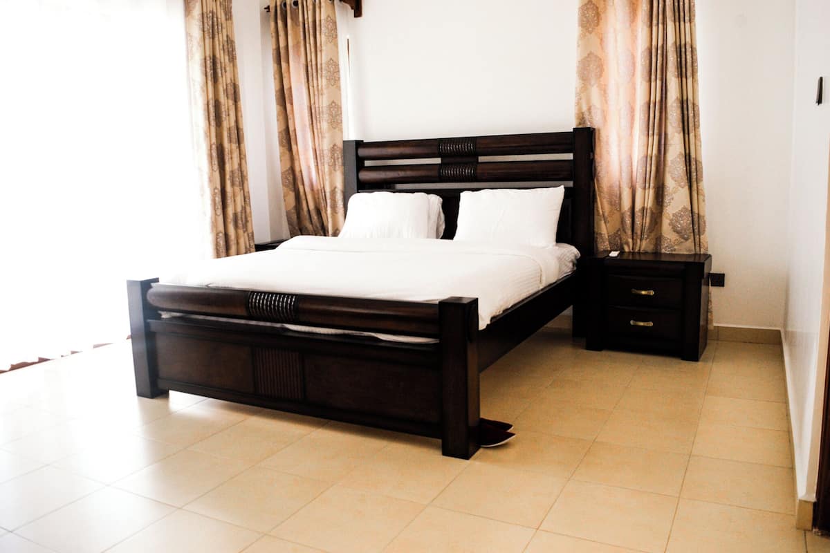 3 bedrooms, in-room safe, desk, laptop workspace