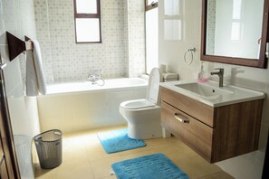 Douche, articles de toilette gratuits, chaussons, serviettes fournies