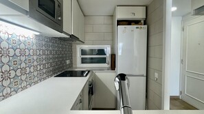 Kjøleskap, mikrobølgeovn, ovn og oppvaskmaskin