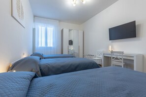 2 bedrooms, iron/ironing board, WiFi