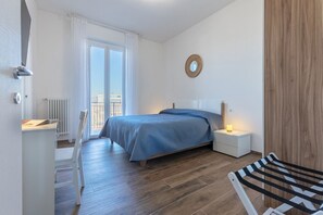 2 habitaciones, escritorio, tabla de planchar con plancha y wifi 