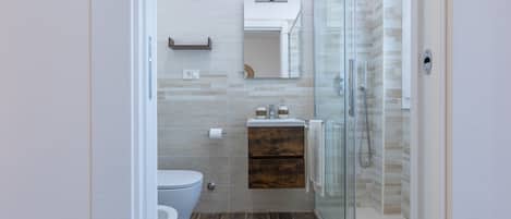 Douche, sĂšche-cheveux, bidet, serviettes fournies