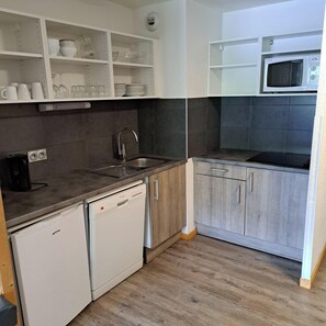 Réfrigérateur, micro-ondes, lave-vaisselle, cafetière/bouilloire