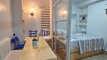 Een strijkplank/strijkijzer, wifi, beddengoed