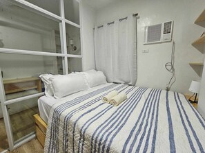 Iron/ironing board, WiFi, bed sheets