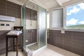 Douche, sèche-cheveux, bidet, serviettes fournies