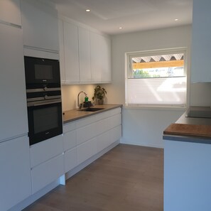 Fridge, microwave, oven, dishwasher - Tromsø View, Central, Free parking, EV-charger. Quiet neighborhood (Troms)