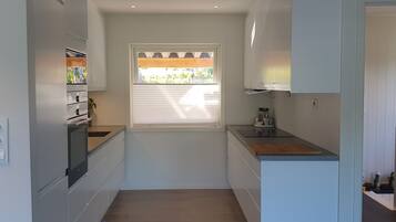 Een koelkast, een microgolfoven, een oven, een vaatwasser