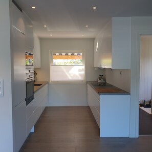 Fridge, microwave, oven, dishwasher - Tromsø View, Central, Free parking, EV-charger. Quiet neighborhood (Troms)