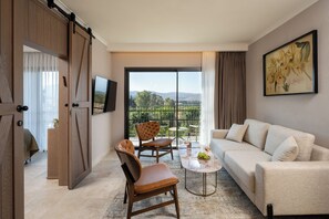 Rimon Suite | Área de sala de estar | Televisión de 25 pulgadas con canales digitales 